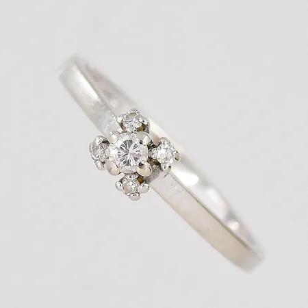 Ring vitguld, diamanter 0,11ctv enligt gravyr, stl 16¾, 18K Vikt: 2,4 g