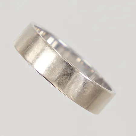 Ring, slät, stl 17½, bredd 4,9mm, ograverad, repig, 14K Vikt: 3,3 g