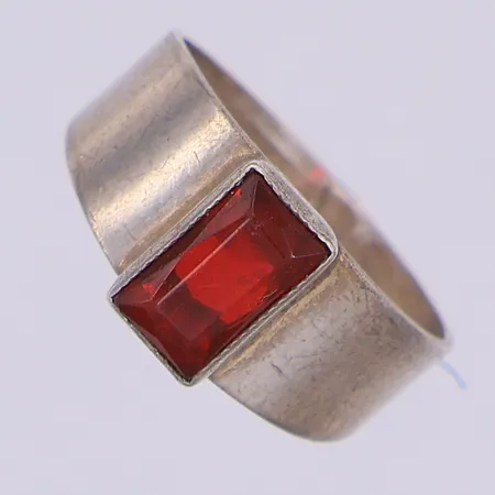 Ring, röd sten, stl 14, 835/1000 silver. Obs liten storlek Vikt: 1,5 g