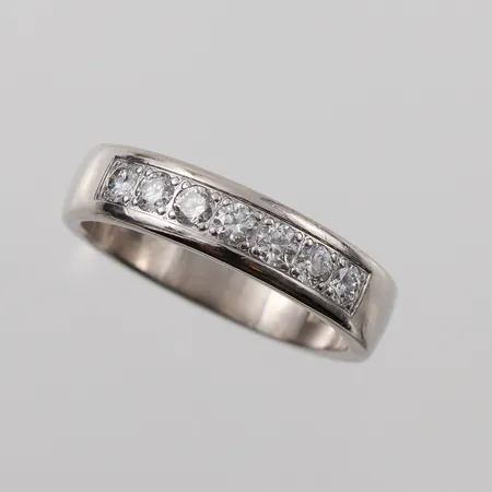 Ring vitguld med 7 st diamanter på 0.49 ct enligt inskription, storlek 18 mm, bredd 4.9 mm, 18k. Vikt: 6,9 g