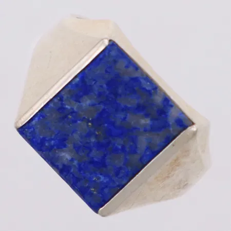 Klackring med lapiz lazuli, stl 19½, bredd 3-14mm, lätt buckla i skena, 925/1000 silver Vikt: 4,4 g