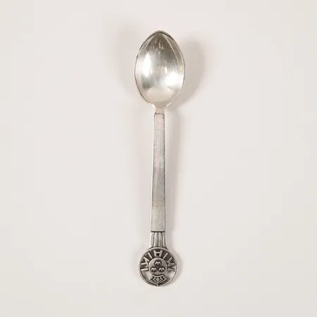 Sked med Kungliga Automobil Klubbens emblem, Georg Jensen, längd 11,5cm, silver. Vikt: 16,5 g