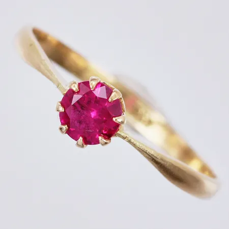 Ring med syntetisk sten, svensk importstämpel, stl: 16 ¾, bredd ca 1-4mm, 18K Vikt: 1,1 g