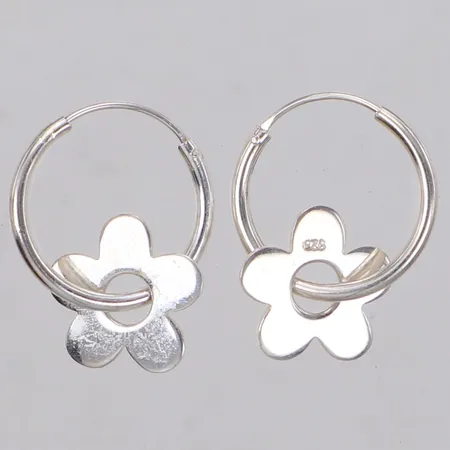 Ett par örhängen med blommor, längd 20mm, 925/1000 silver Vikt: 2,4 g
