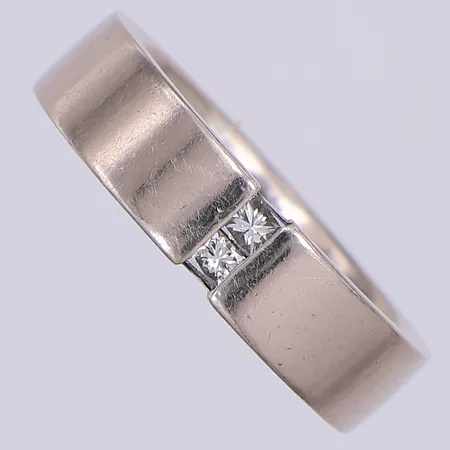 Ring med prinsesslipade diamanter 2 x 0,05ct, stl 16¼, vitguld, Schalin, 18K Vikt: 7,7 g