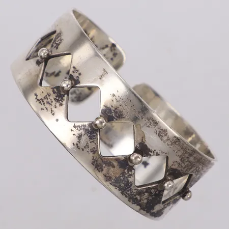 Stelt armband, perforerad dekor, Ø60mm, bredd 24mm, signerat Vicson, Victor Janson, Lindesberg, år 1967, 830/1000 silver Vikt: 53,8 g
