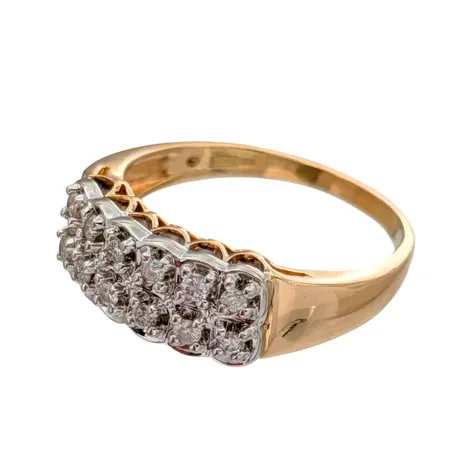 Diamantring, 18K guld, Diamanter 12 st - totalt 0,25ct (stämplat på insidan av skenan), Guldfynd (GFAB), svensk kontrollstämpel, Ø17¾ mm, bredd 1,5 - 7 mm, fint skick Vikt: 4,1 g