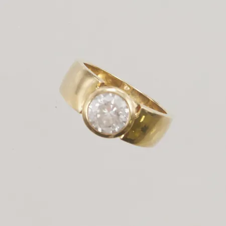 Ring, vit sten, Ø17, bredd: 4,7-9mm, 14K, 8,1g.