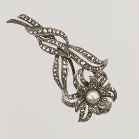 Brosch, pärla samt markasiter, 52x25mm, 830/1000 silver, 8,4g.