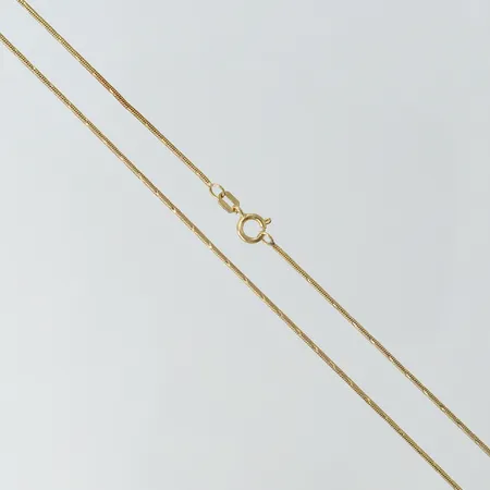 Kedja, längd 56cm, bredd 1mm, ojämn, 14K.  Vikt: 4,3 g