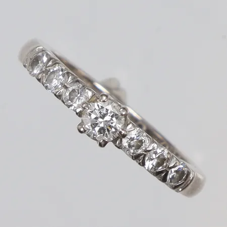 Ring med diamanter totalt ca 1 x0,22ct, samt 6x0,05ct, stl 16¾, vitguld gravyr, 18K Vikt: 5,3 g