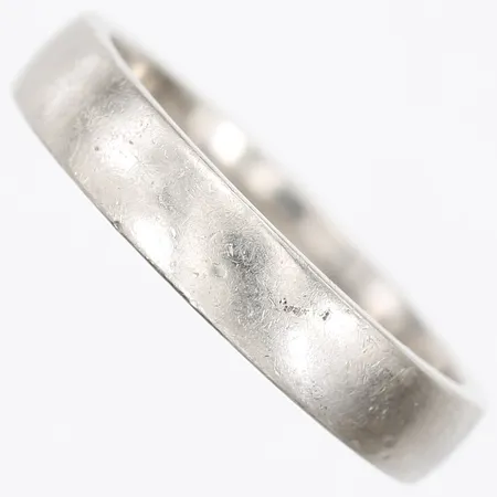 Ring, slät, stl: 20, bredd: 5 mm, slitage, 18K vitguld. Vikt: 8,4 g