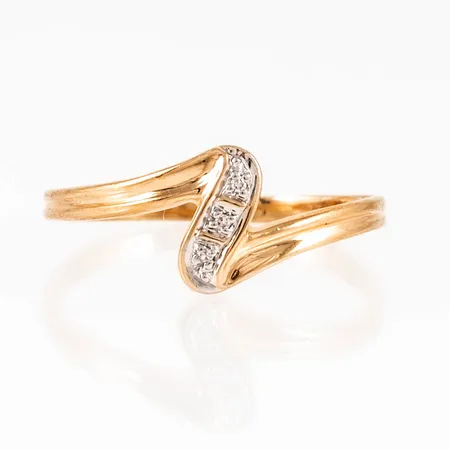 Ring i 18K guld med 3 x c:a 0,005ct 8/8 slipade diamanter. Den är i storlek 17¾, är 1,5 - 8,5 mm bred och väger 1,3g.