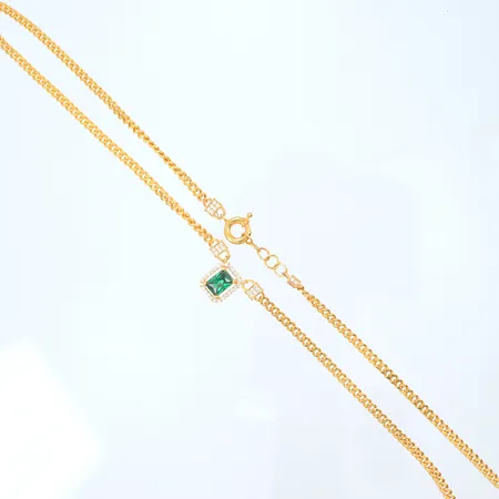 Halscollier med grön samt vita stenar, längd 47cm, bredd 3-13mm, 21K, 10,5g Vikt: 10,5 g