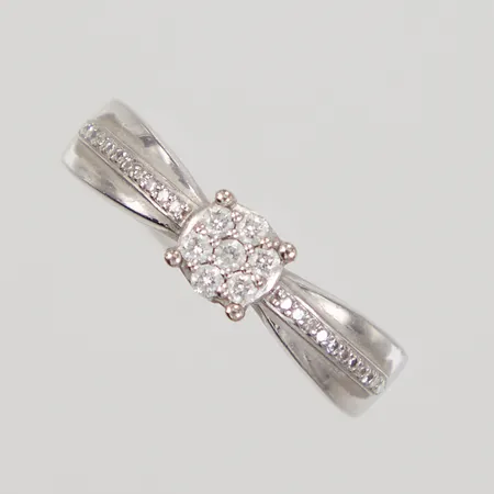 Ring med diamanter 7x0,02ct, 22x0,005ct, stl 16¾, bredd 1,5-5mm, GHA, vitguld 18K, Vikt: 2,8 g