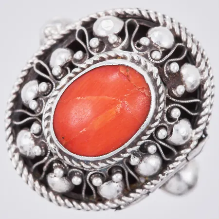 Ring med röd sten, stl: 17¼, bredd: ca 3-25mm, gömma, 830/1000, silver Vikt: 7,5 g