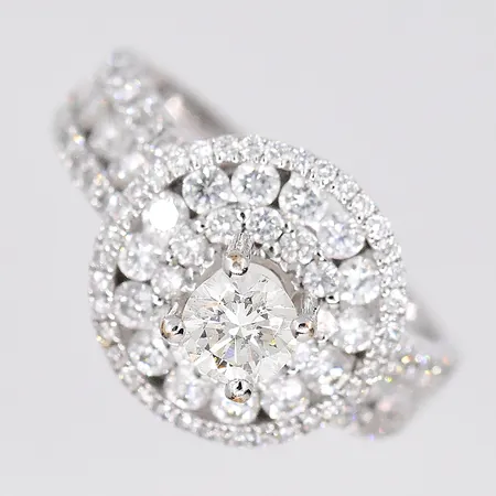 Ring vitguld, diamanter 1,16ctv enligt gravyr, stl 16¼, bredd Ø 12,2mm, 18K Vikt: 4,1 g