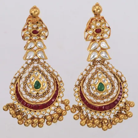 Ett par örhängen med gröna, vita och röda stenar, längd 85mm, 22K. Bruttovikt 59,9g Vikt: 59,9 g