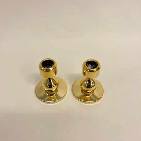 Ett par ljusstakar, Hugo Asmussen Danmark, höjd 7,5cm, förgylld metall, stearinrester