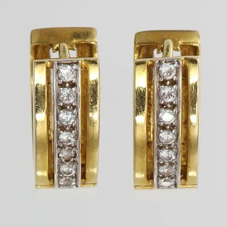 Ett par örhängen med vita stenar, 14x6mm, 18K.  Vikt: 4,6 g