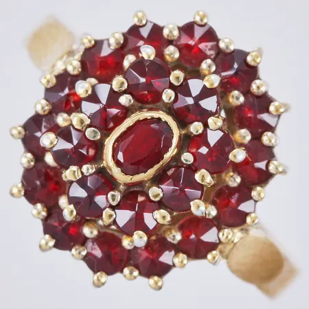 Ring med granater, stl: 17½, bredd: ca 2-15mm, 830/1000, förgyllt silver Vikt: 3,2 g