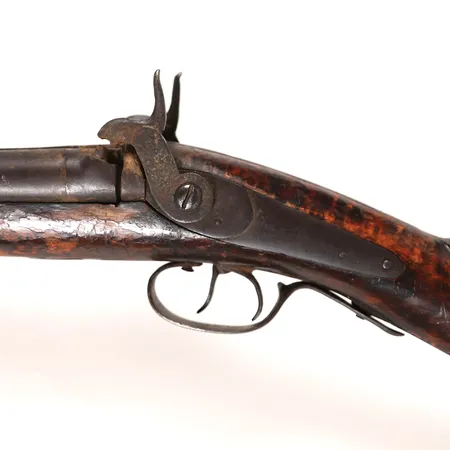 Gevär, slaglås, dubbelpipig, stock av masur, 1800-tal, längd 120cm, bruks- och åldersbetingat slitage, spricka, några förstärkningar. Skickas med postpaket.