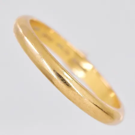 Ring, stl 22¼, bredd 3,5mm, graverad, 18K Vikt: 6,8 g