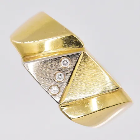 Klackring, stl 21½, bredd ovandel 10,7mm, vita stenar, 18K Vikt: 8,7 g