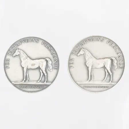 Två medaljer, Kungliga Stuteriöverstyrelsen, "För Hästafvelns Främjande", Ø45mm, etui med skador, silver. Vikt: 65,4 g