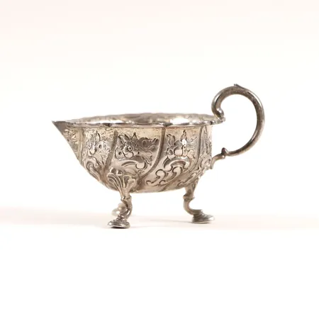 Kanna, London, England, omkring år 1900, höjd 7cm, åldersbetingat slitage, bucklor Vikt: 93,4 g