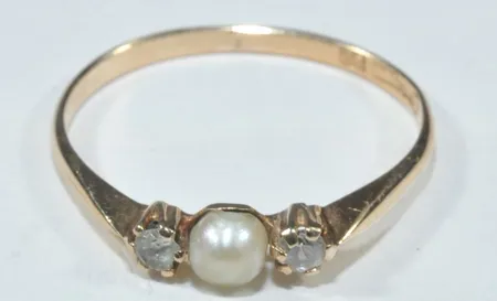 Ring med pärla och stenar, Ø 18 mm, Bredd 1,5 - 3 mm 18k. Lite ojämn skena, knappt märkbart. Vikt: 1,6 g