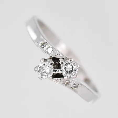 Ring vitguld, diamanter ca 2x0,10ct, stl 18, personlig gravyr, 18K Vikt: 3,5 g