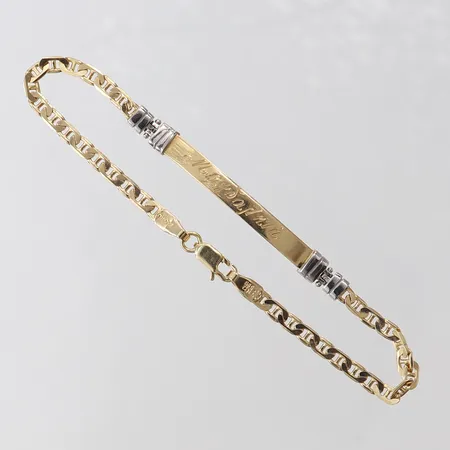 Armband med platta, längd 18,5cm, bredd 3-4mm, gravyr, tvåfärgat 14K. Vikt: 6,6 g