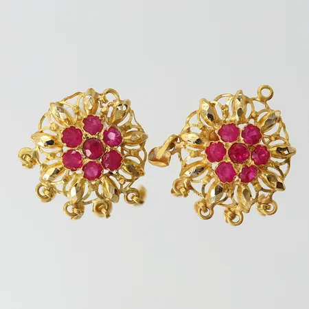 Ett par örhängen med stenar, troligen syntetiska rosa safirer, längd 30mm, bredd ca 28mm, något defekt, stoppers i plast, oädell metall, ostämplade, 21K Vikt: 7,5 g