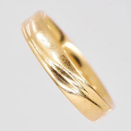 Ring, stl 19½, bredd 4,6mm, graverad, 18K Vikt: 5,5 g