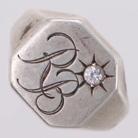 Klackring med vit sten, gravyr, 835/1000 silver Vikt: 4,4 g