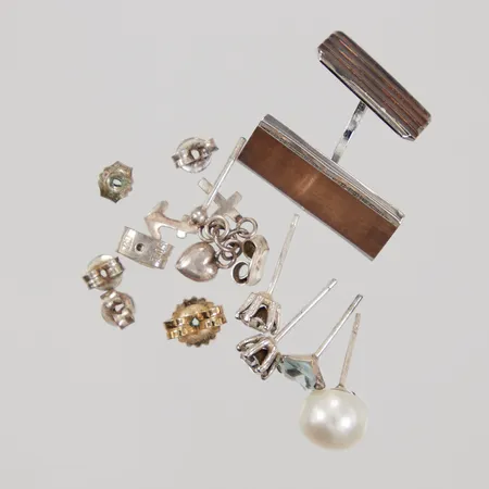 5 Udda örhängen, 7 Udda stopp till örhängen, 1 Udda manschettknapp, defekter/stenar, Silver Vikt: 9,9 g