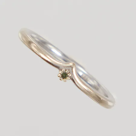 Ring med grön sten, stl 16¾, bredd 1,5-3,5mm, 14K,  Vikt: 1,5 g