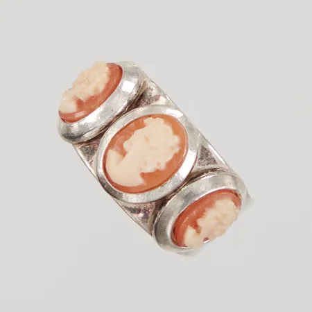 Ring, 3 Caméer, öppen skena, stl ca 17½, bredd ca 5-10,5mm, Silver 830/1000 Vikt: 5,1 g