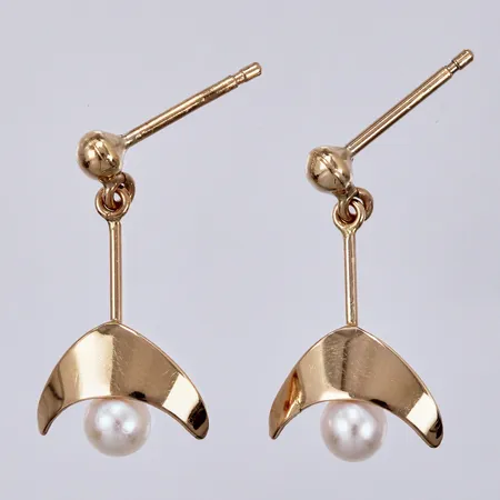 Ett par örhängen med odlade pärlor Ø4mm, längd ca 20mm, bredd ca 1-11mm, 18K Vikt: 1,2 g