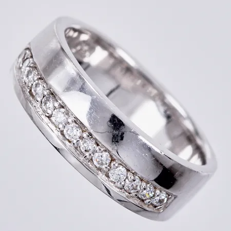 Ring med vita stenar, stl: 18, bredd ca 7mm, GHA 925/1000 silver Vikt: 6,4 g