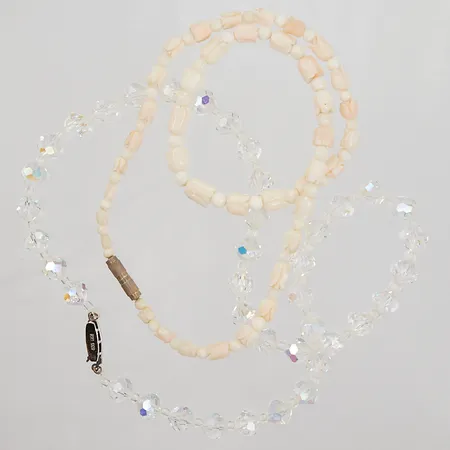 2 Stencollier, längd ca 41 respektive 42cm, bredd ca 3-7mm respektive 3,5-6mm, gulmetall och silverlås