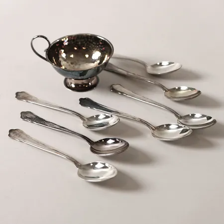 Sju kaffeskedar Chippendale och punschkopp, längd 12 respektive 8cm, gravyr, slitage, silver. Vikt: 124,3 g