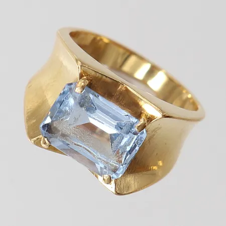 Ring med blå sten, stl 14, bredd ca 2,5-9mm, repig, 18K Vikt: 4 g