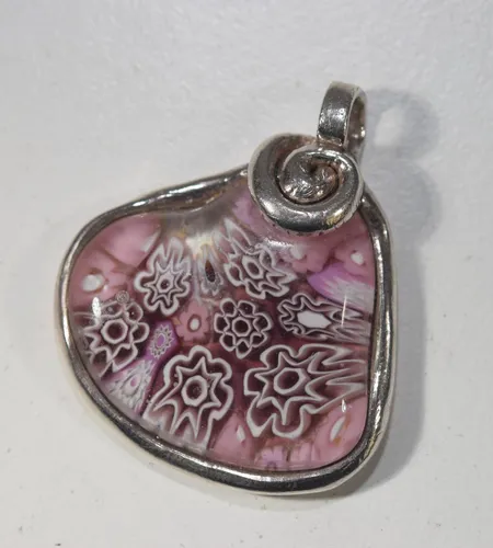 Handgjord hänge /glas, 3,9 x 3,3 cm , silver Vikt: 14,4 g