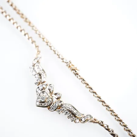 Collier m 51st diamanter, 0,05ct - 0,30ct uppskattningsvis totalt 3,30ct W SI, 42,5cm, bredd 3mm-16mm, 18k Vikt: 23,6 g