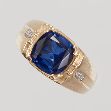 Ring med blå och åttkantslipade diamanter ca 4x 0,01ct, stl 21, bredd 3,2-11,8mm, enstaka diamant med nagg, 10K,  Vikt: 6,5 g