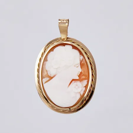 Hänge med camé, längd ca 35mm, bredd ca 24mm, otydliga stämplar, 18K, bruttovikt: 5,3gram Vikt: 5,3 g