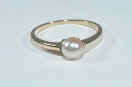  Ring med pärla 14k 2,2gr Ø18,30mm B6,07mm Vikt: 2,2 g