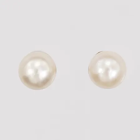 Ett par örhängen med odlade saltvattenpärlor, Ø4mm, snurrebussar saknas, 18K guld. Vikt: 0,6 g